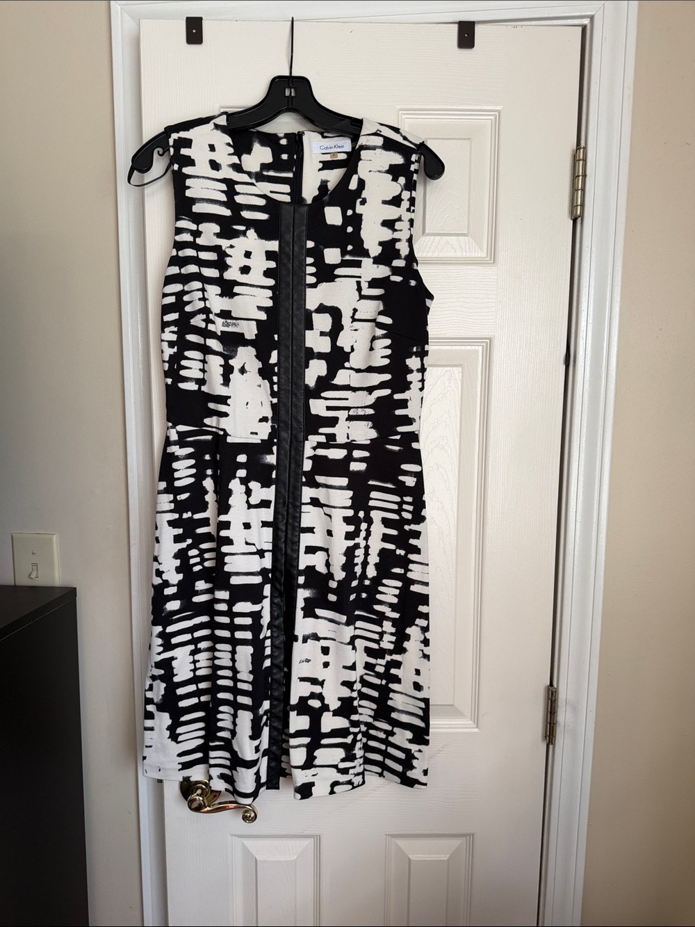 Calvin Klein Black & White Abstract Zip-Front Sleeveless Dress